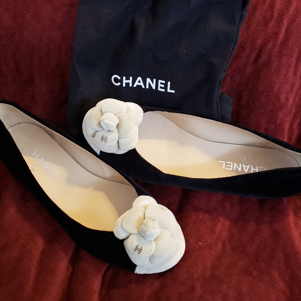 BRAND NEW NEVER WORN CHANEL FLATS